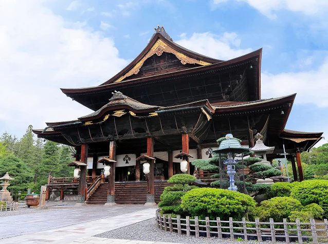 国宝に指定されている善光寺本堂