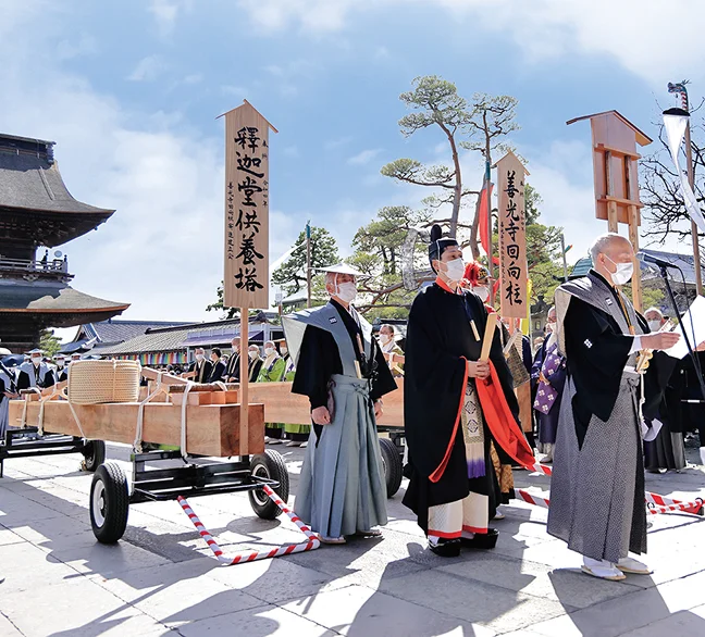 回向柱受入式の様子