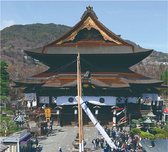 回向柱建立式の様子