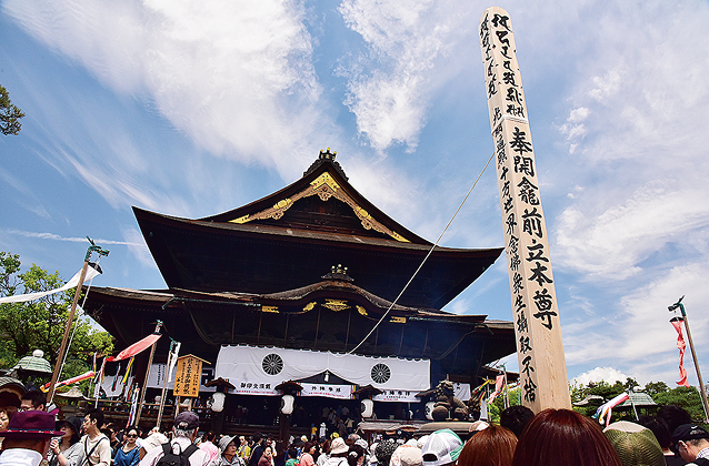 本堂前に建立された回向柱